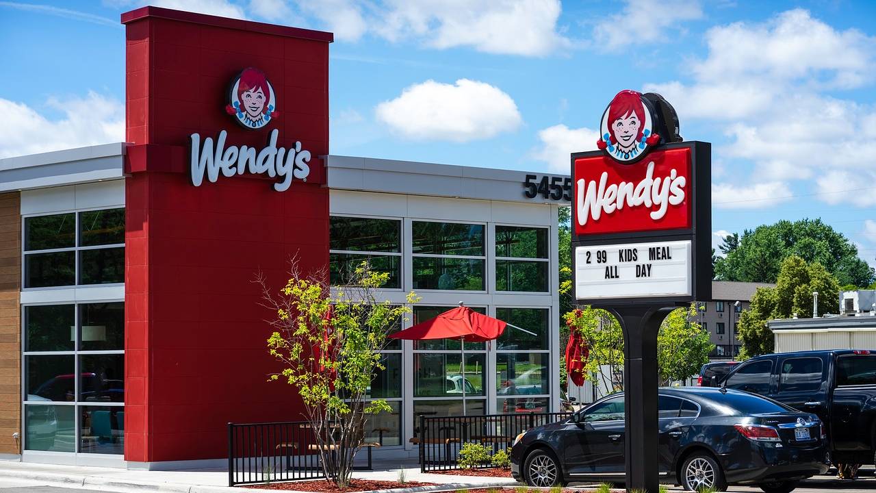 Wendy's veut vendre ses burgers plus chers aux heures de pointe grâce à l'IA