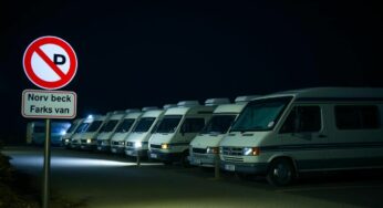 Six communes littorales interdisent les fourgons la nuit — les voyageurs furieux