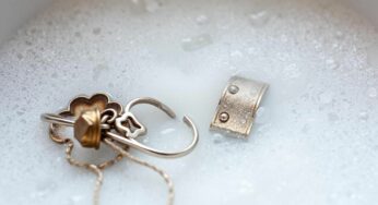 Ce secret maison redonne instantanément leur éclat à vos bijoux ternis – la méthode surprenante