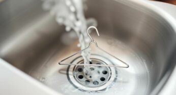 Un simple objet débouche votre évier en 60 sec, sans effort.